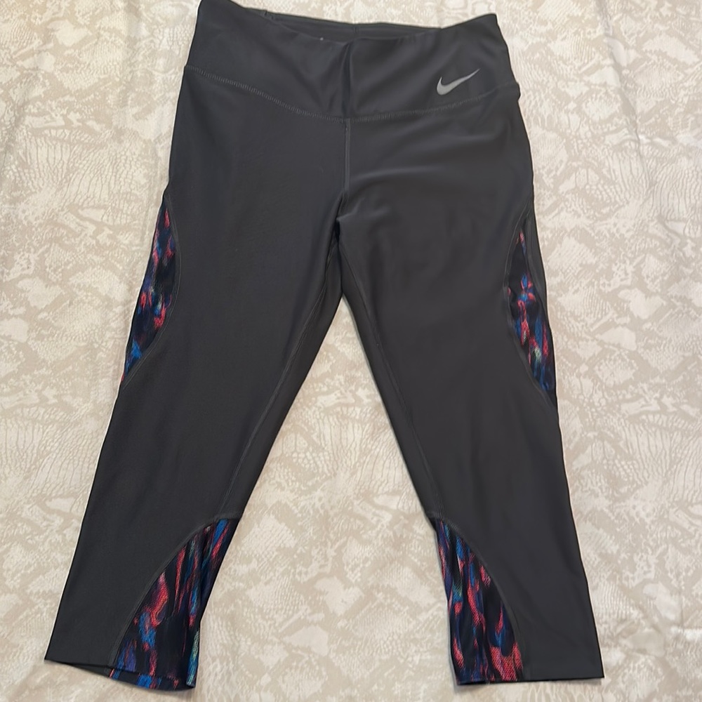 Size Med Nike Dri-Fit Capri Leggings